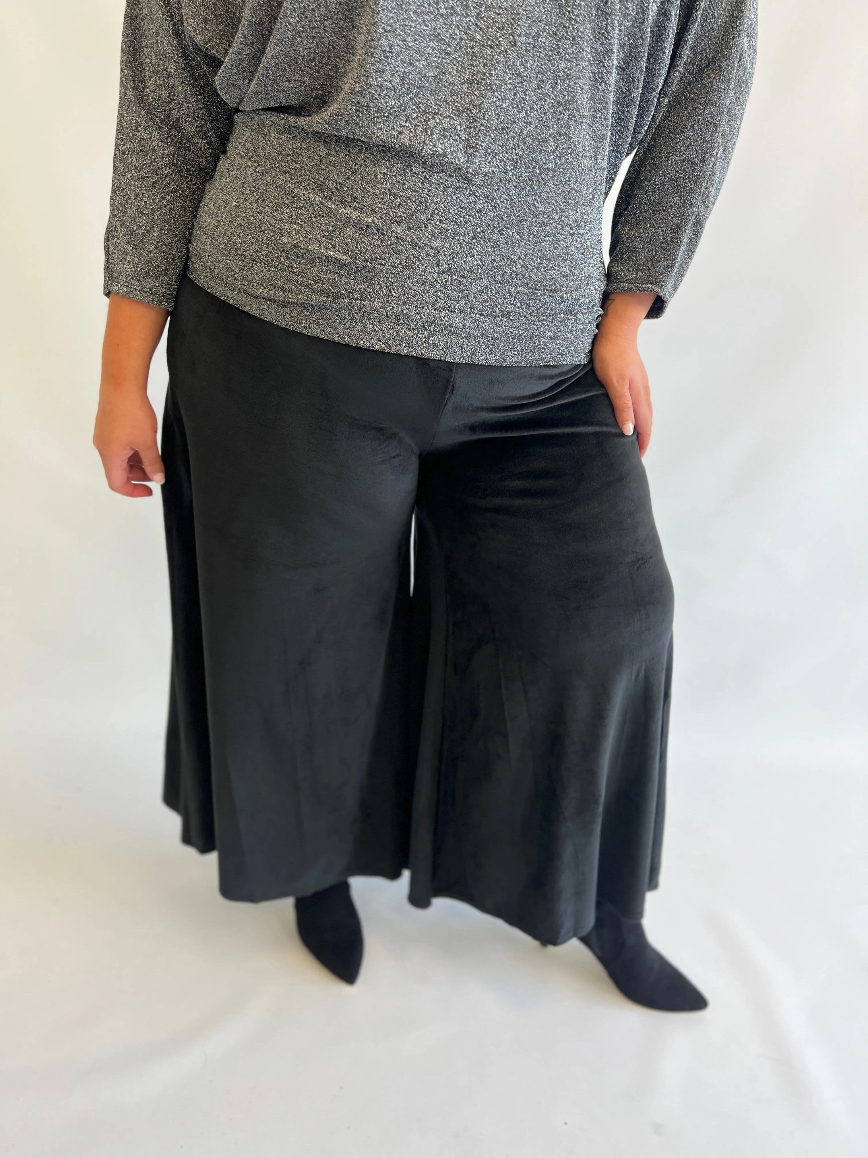 Ari Velvet Culottes in Black